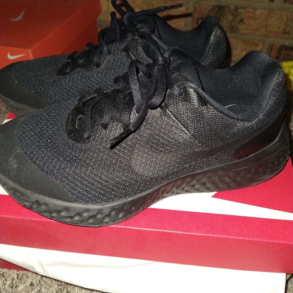 Boys Black Nikes
